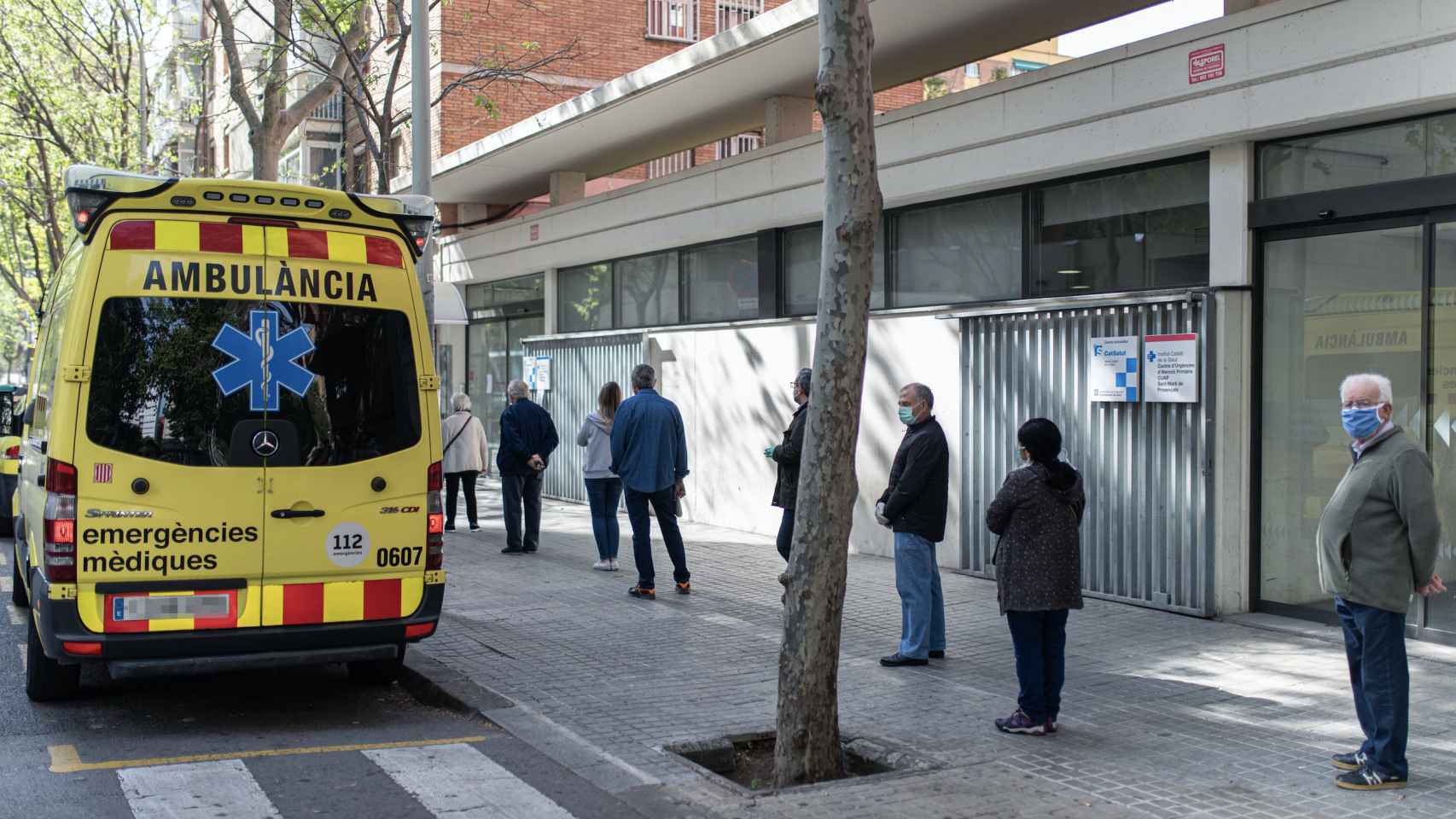 Cola ante un centro de salud de Cataluña para realizar test y detectar positivos por Covid-19 / PAU VENTEO (EUROPAPRESS)
