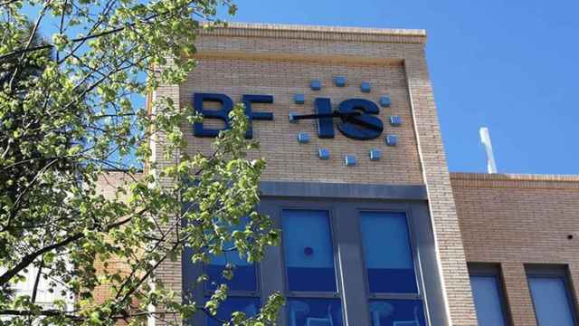 Fachada del instituto privado de Barcelona donde se ha reciclado un positivo / BENJAMIN FRANKLIN INTERNATIONAL SCHOOL