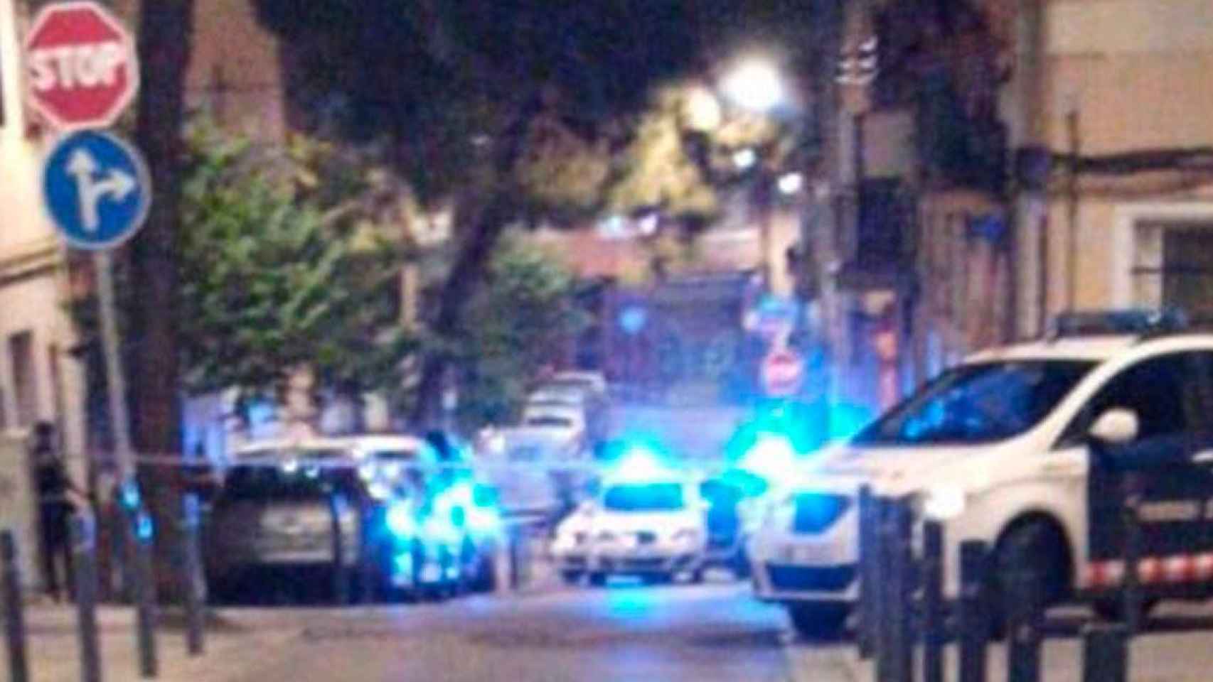 Patrullas de Mossos d'Esquadra en L'Hospitalet tras los disparos en el barrio de Collblanc / HELPERS
