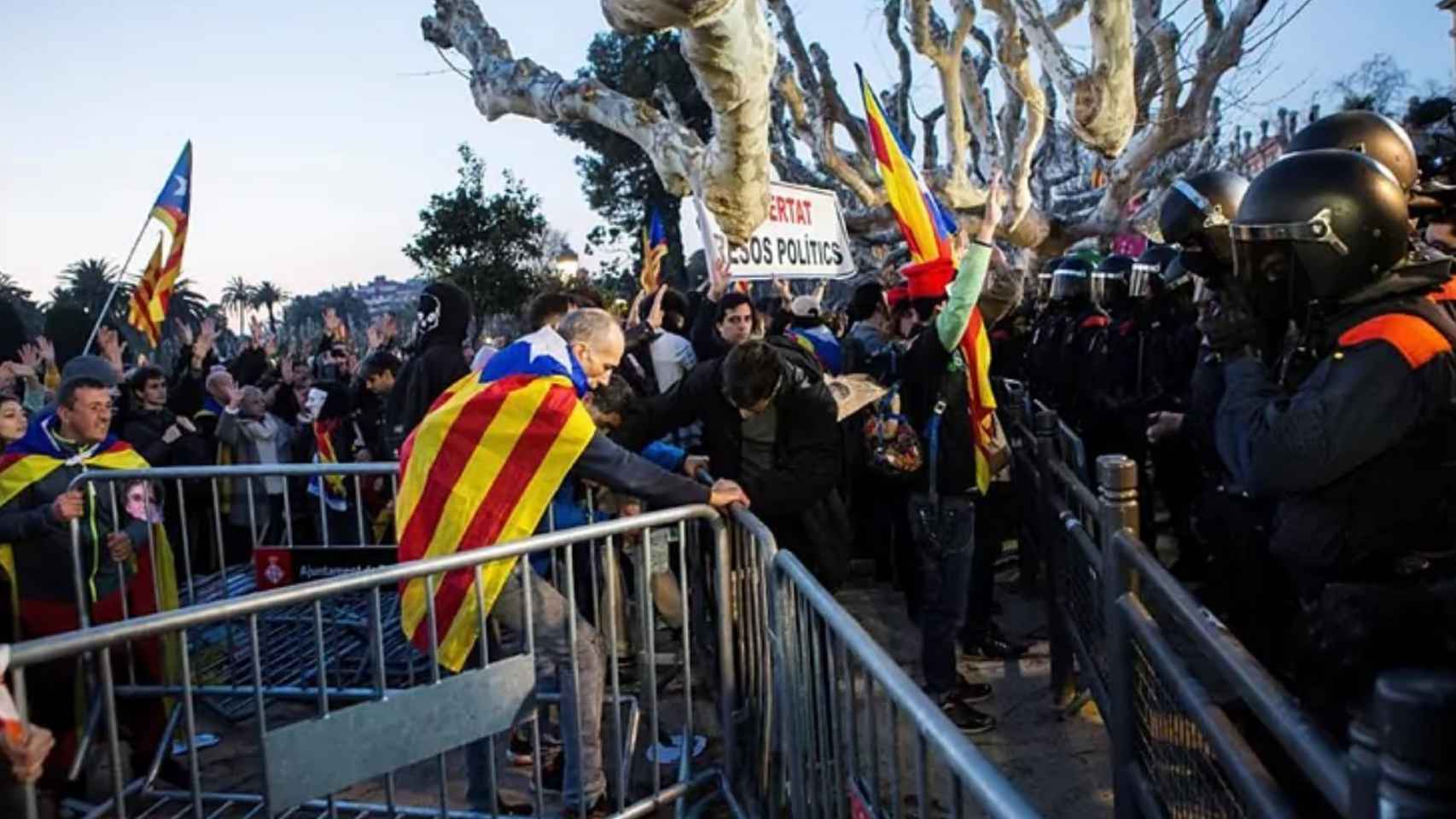 Manifestantes durante el cerco al Parlament por la investidura fallida de Puigdemont / EFE