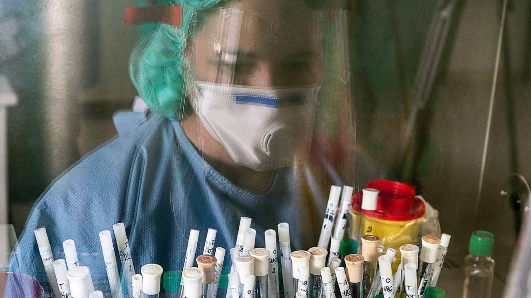 Enfermera de la UCI durante la pandemia de coronavirus / EFE