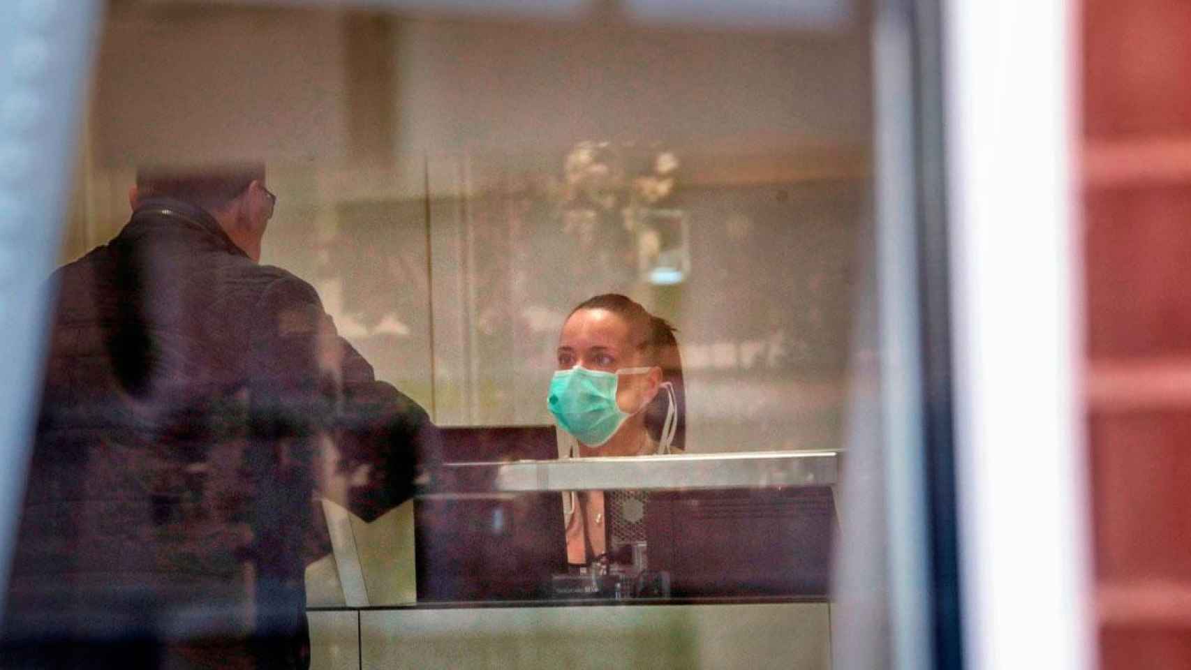 Imagen de una trabajadora del sector sanitario en Igualada (Barcelona), ciudad confinada por un brote de coronavirus / EFE