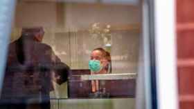Imagen de una trabajadora del sector sanitario en Igualada (Barcelona), ciudad confinada por un brote de coronavirus / EFE