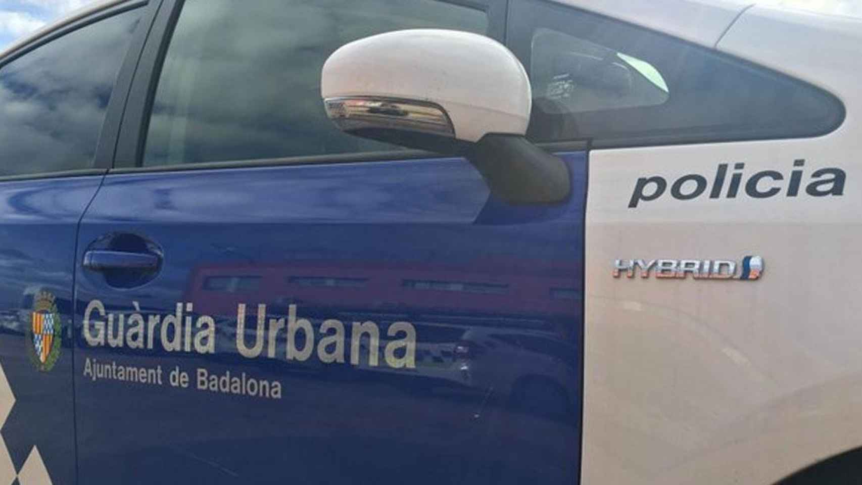 Un coche de la Guardia Urbana de Badalona con el detenido / GUB BDN