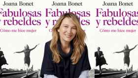 Joana Bonet junto a su último libro Fabulosas y rebeldes