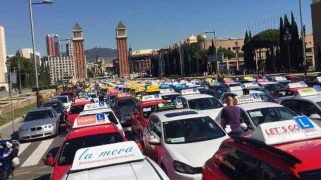 Concentración de las autoescuelas de Cataluña, que protestan contra el bloqueo del sector / CG