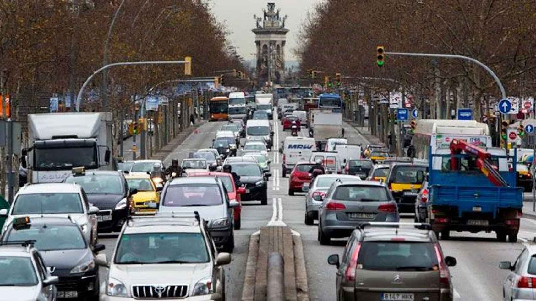 Aspecto de la Gran Vía de Barcelona llena de coches en hora punta / EFE