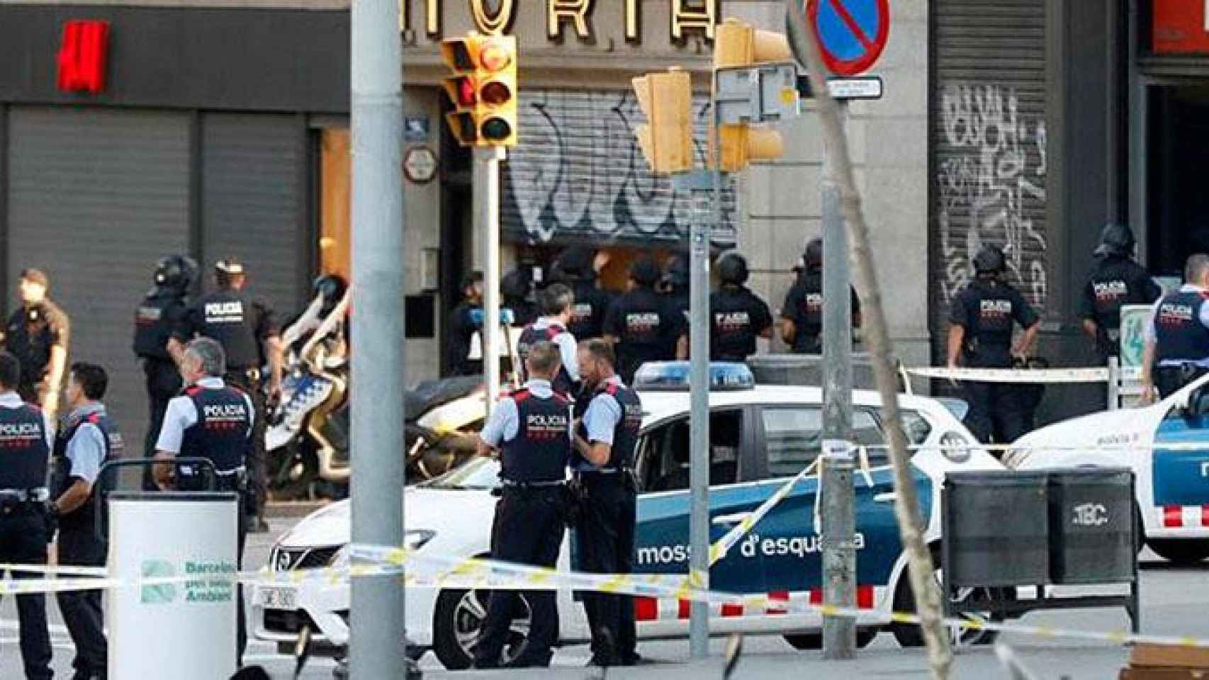 Agentes de los Mossos d'Esquadra y la Policía Nacional durante los atentados del 17A / EFE