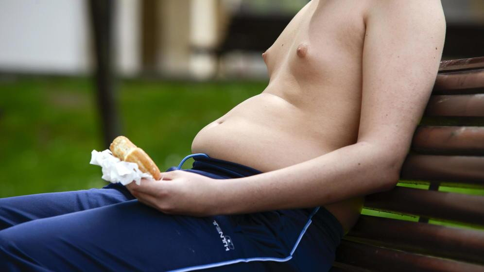Un adolescente con sobrepeso come bollería industrial sin saber que esos hábitos influirán en su salud y su esperanza de vida / EFE