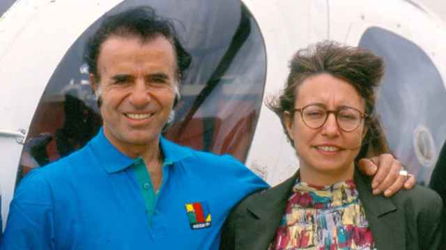 Pepa Roma junto al presidente de Argentina, Carlos Menem, a quien entrevistó a su llegada al poder