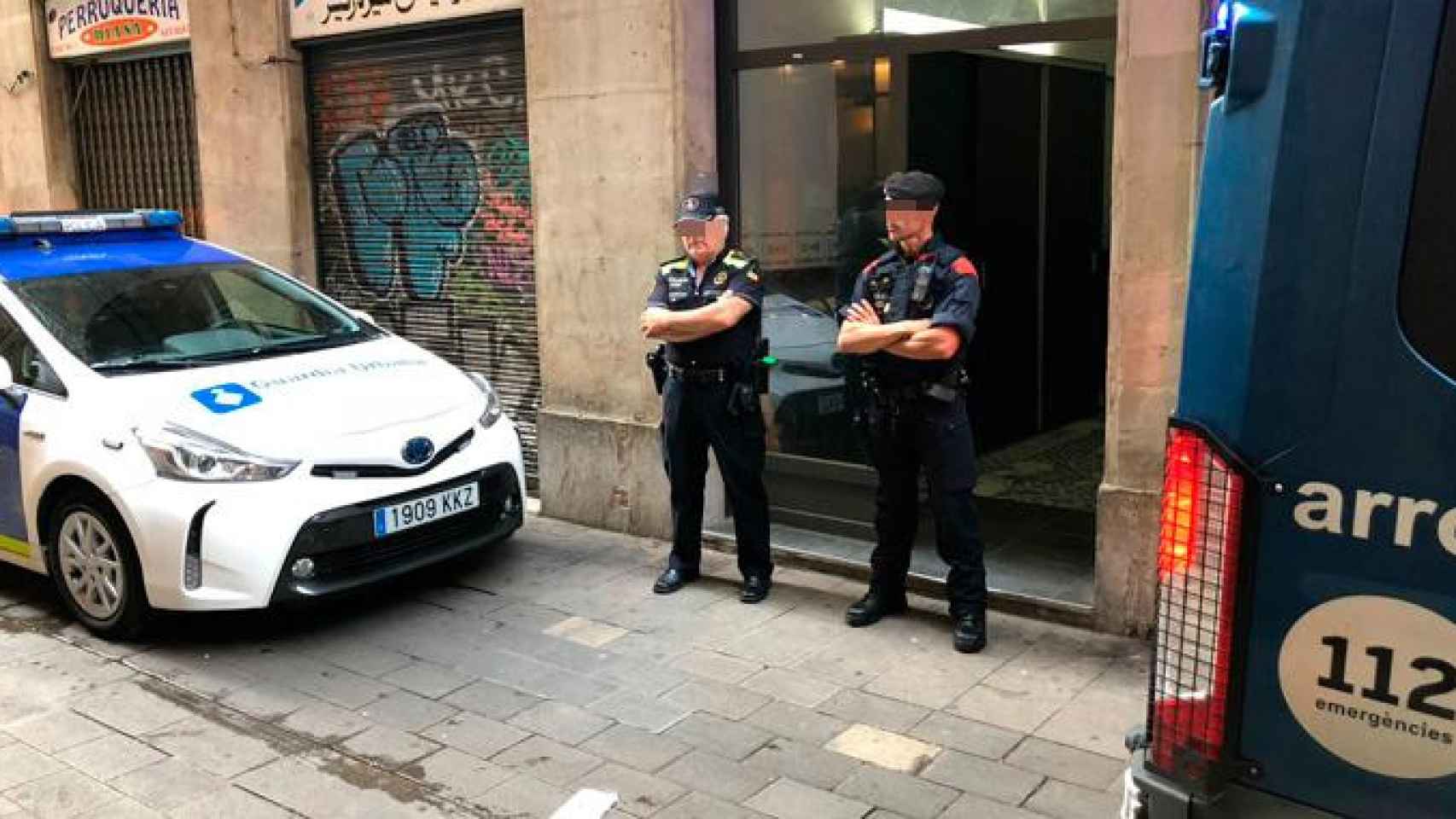 Una imagen de archivo de agente de la Guardia Urbana y uno de los Mossos d'Esquadra custodiando dos narcopisos vaciados en Barcelona / CG