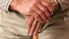 Manos de una persona anciana, el rango con mayor propensión al Parkinson / PIXABAY