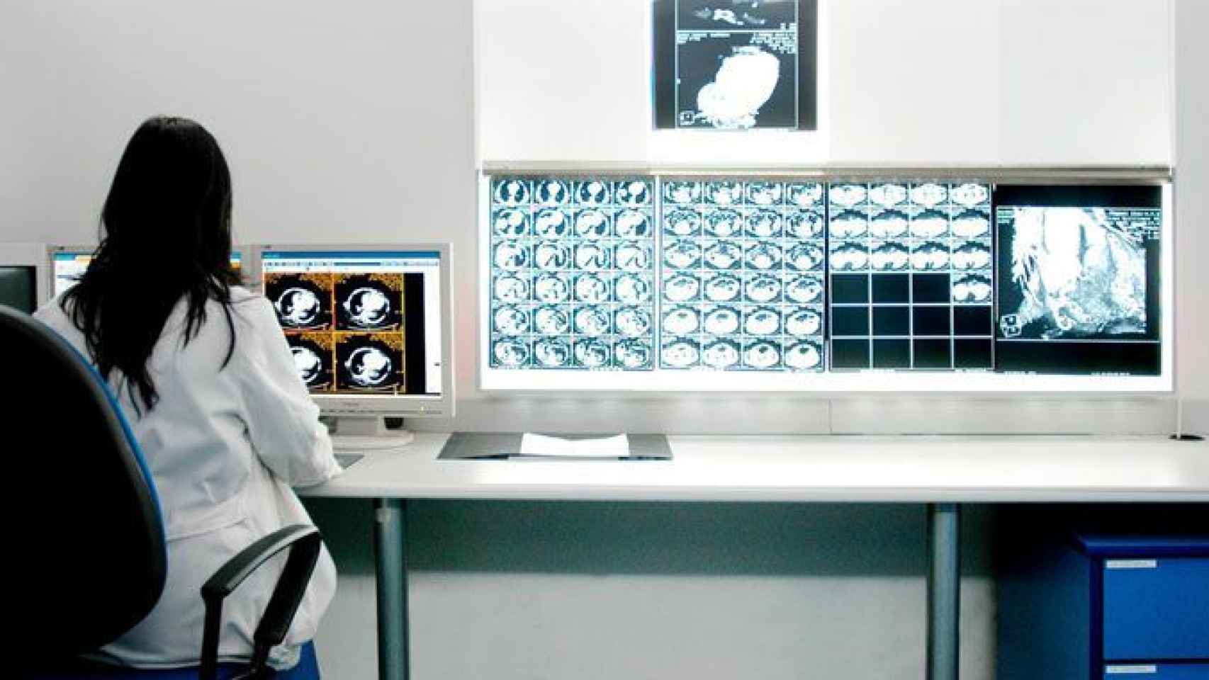 Una profesional analiza imágenes tomadas por ordenador de un paciente en la Fundación Jiménez Díaz de Madrid, el mejor hospital de España según el IEH / CG
