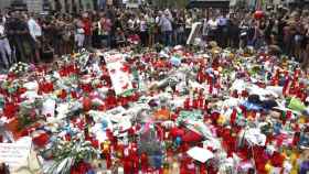 El mosaico de Miró, donde terminó el recorrido la furgoneta que atentó el jueves en las Ramblas, se puede ver este sábado repleto de muestras de apoyo a las víctimas / EFE