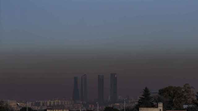 La niebla negra causada por la contaminación dificultan la vista de las Cuatro Torres en Madrid / EFE