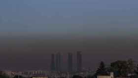 La niebla negra causada por la contaminación dificultan la vista de las Cuatro Torres en Madrid / EFE