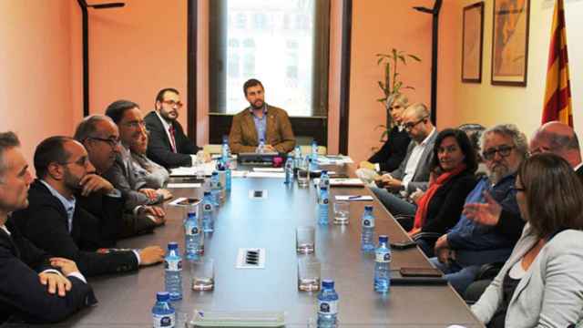 El consejero de Salud, Toni Comín, junto a los alcaldes del Maresme en la reunión del viernes / CONSEJERÍA DE SALUD