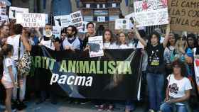 Portavoces del partido animalista PACMA, frente a la Monumental de Barcelona / CG