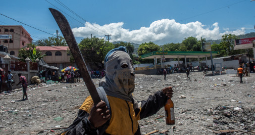 Un manifestante sostiene un machete durante unas protestas hoy, en Puerto Príncipe (Haití) / EFE
