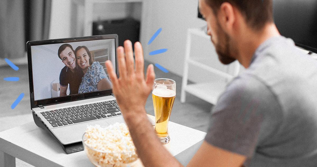 Una persona toma una cerveza por videollamada / GOOGLE