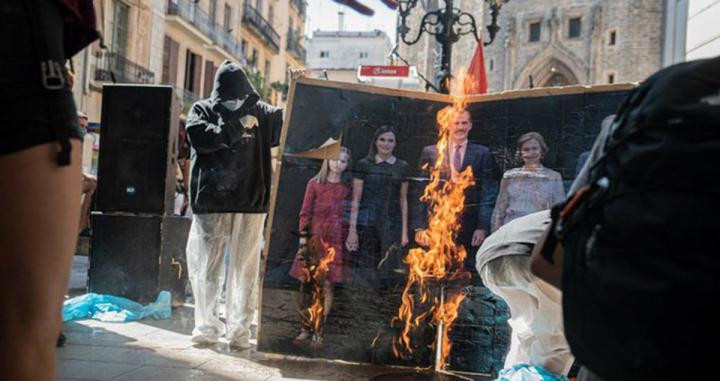 Arran quema una foto de la familia real en la Diada / ARRAN