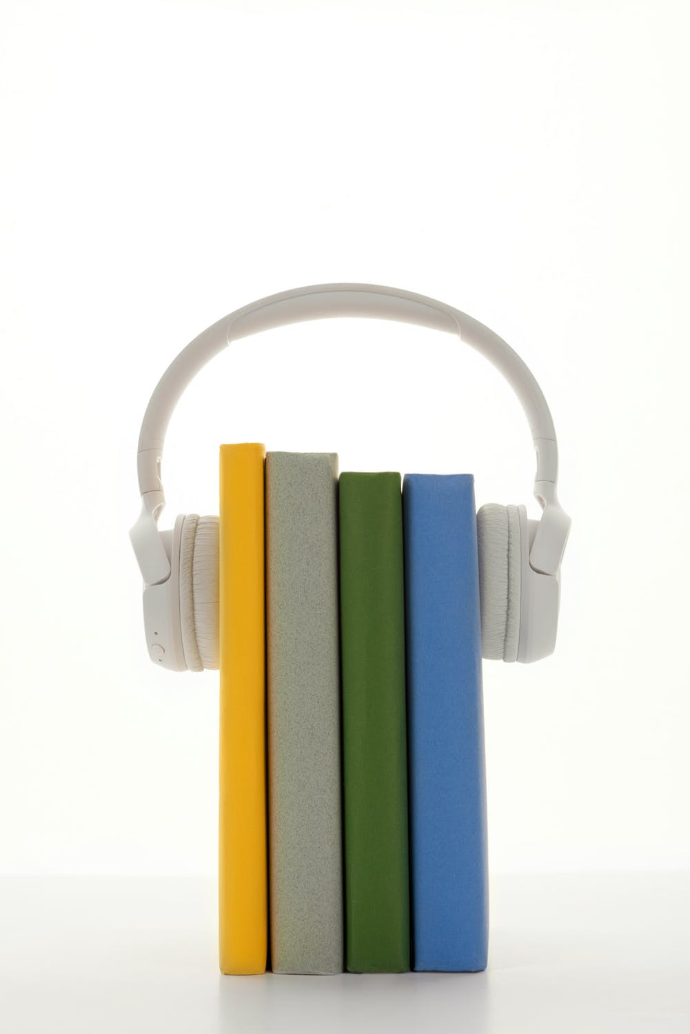 Libros y auricular PEXELS