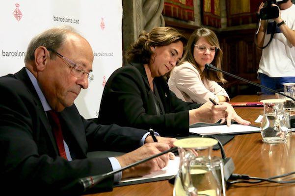 Ada Colau, Janet Sanz y Esteve Camps firman el acuerdo entre el Ayuntamiento y la Sagrada Familía