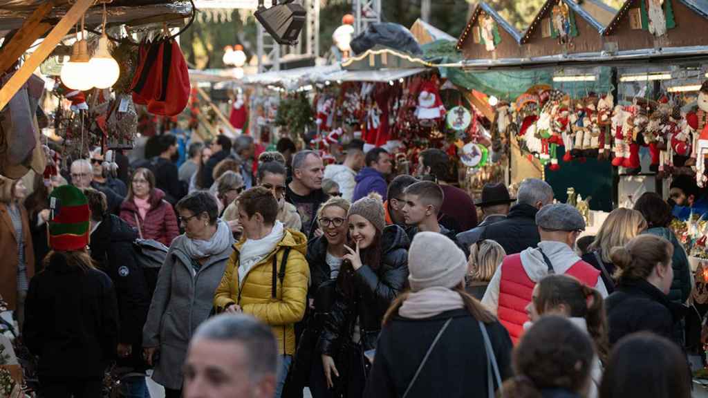 Comercios de la Fira de Santa Llúcia en Barcelona durante estas navidades / DAVID ZORRAKINO - EUROPA PRESS