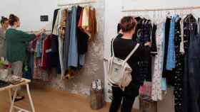 Tres clientas examinan la ropa de una tienda de Barcelona / EFE