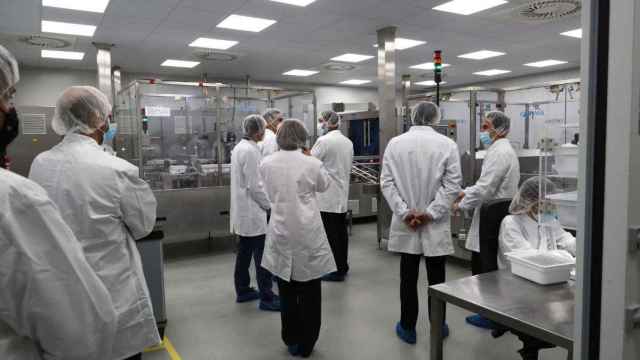 La fábrica de Laboratorios Farmacéuticos Rovi, donde se fabrican vacunas de Moderna, durante una visita del presidente Pedro Sánchez a finales de 2020 / Fernando Calvo - MONCLOA