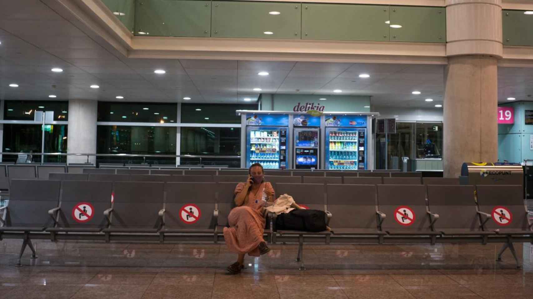 Un espacio de asientos para guardar la distancia de seguridad en el interior del Aeropuerto Josep Tarradellas Barcelona-El Prat / EP