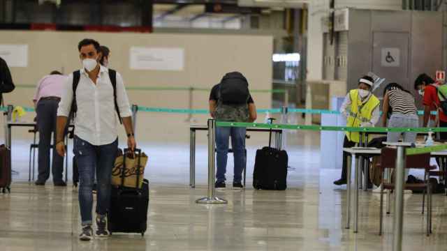 Turistas llegan a España en un momento de baja ocupación hotelera / EP