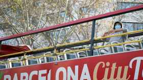 Un bus turístico de Barcelona casi vacío, con una persona con mascarilla / EP
