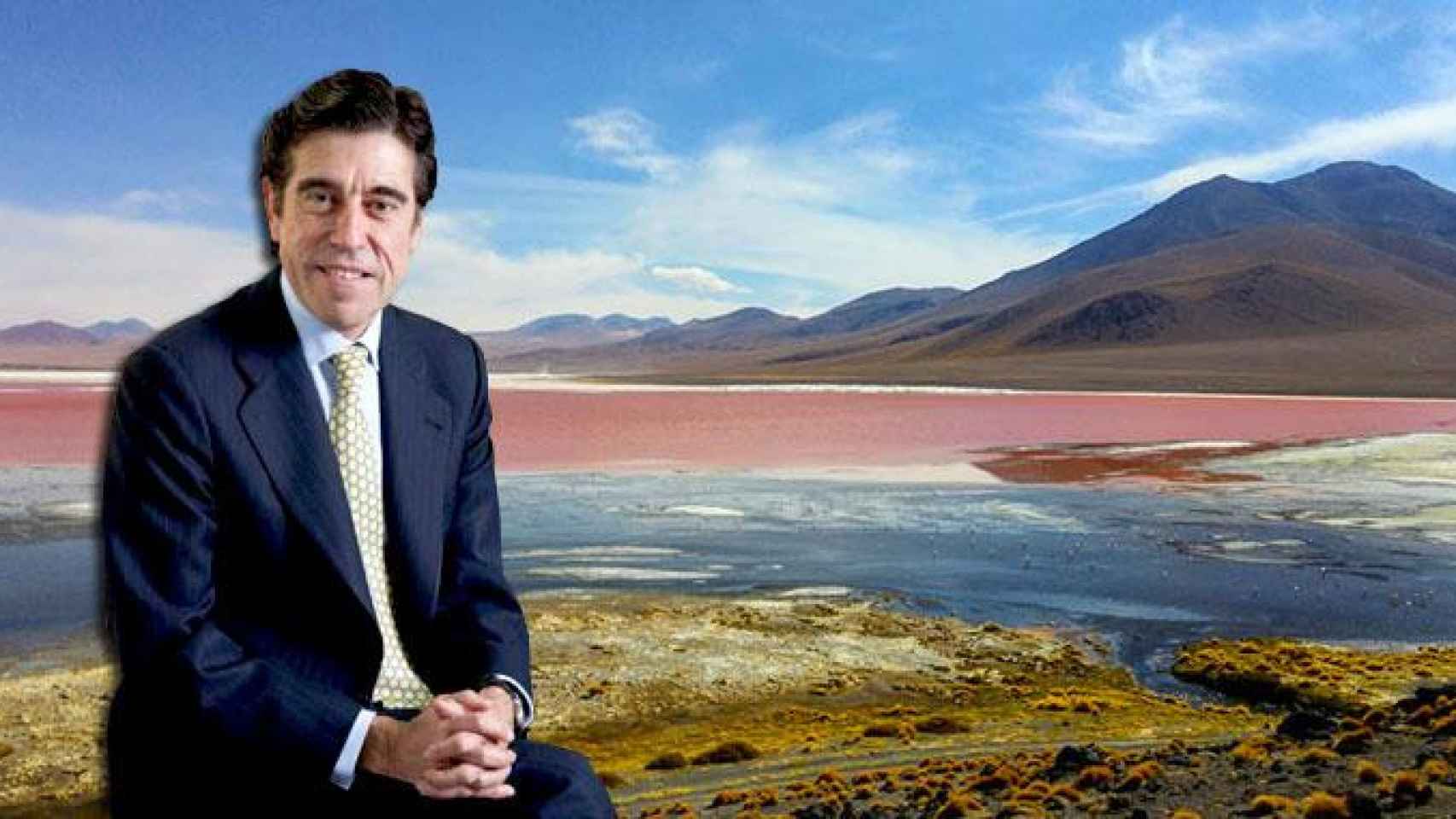 Manuel Manrique, presidente ejecutivo de Sacyr, y una imagen de la zona de Bolivia donde el grupo construirá la geotérmica a mayor altura del mundo / CG