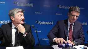 Gabriel Martínez, a la izquierda, nuevo subdirector general de Banco Sabadell, junto a Jaume Guardiola, consejero delegado de la entidad / EFE