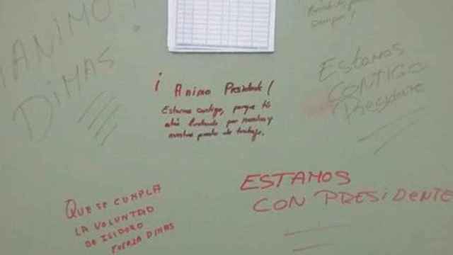 Mensajes de apoyo de los empleados de El Corte Inglés a su presidente, Dimas Gimeno, en las puertas de los lavabos de uso interno / CG