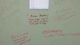 Mensajes de apoyo de los empleados de El Corte Inglés a su presidente, Dimas Gimeno, en las puertas de los lavabos de uso interno / CG