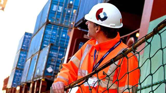 Un trabajador de Noatum Maritime Services en el puerto de Barcelona / CG