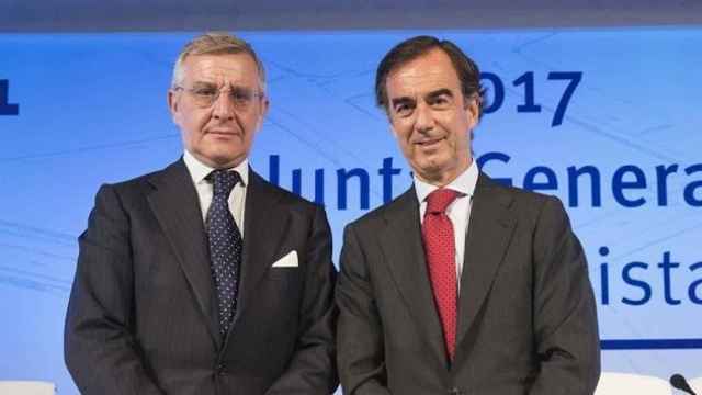 El presidente de OHL, Juan Villar Mir Fuentes (d), y el consejero delegado, Tomás García Madrid, en la última junta de accionistas del grupo / EP