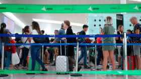 Pasajeros en el control de seguridad del aeropuerto de El Prat / EFE
