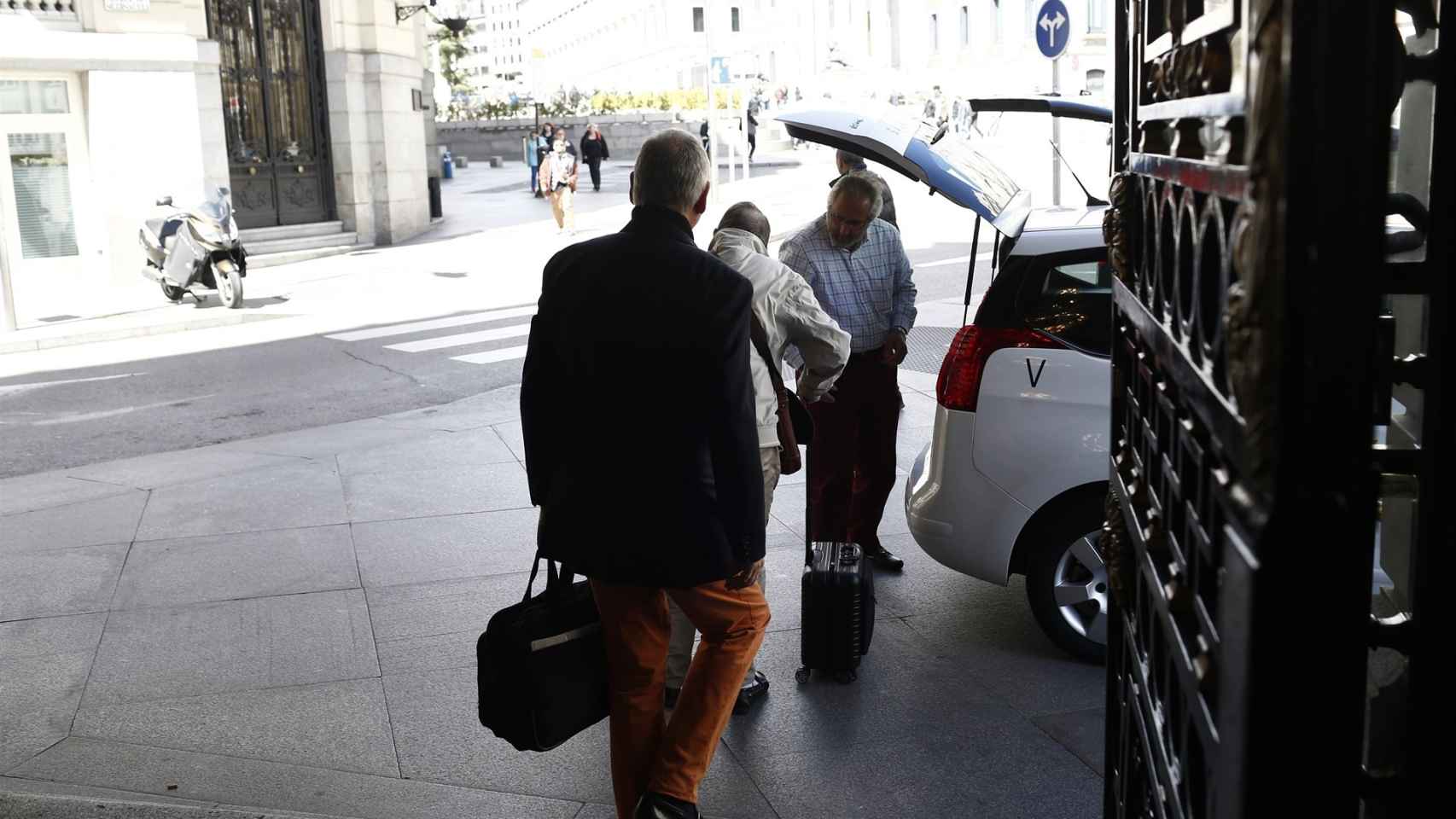 Turistas a su llegada a en hotel madrileño en una imagen de archivo / EUROPA PRESS