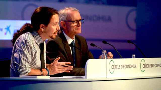 Pablo Iglesias (i), líder de Podemos, y el entonces presidente del Círculo de Economía, Antón Costas (d), en la reunión empresarial de 2016 / CG