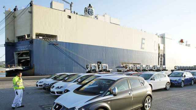 Coches en el puerto de Barcelona preparados para exportarse a China / EFE