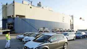 Coches en el puerto de Barcelona preparados para exportarse a China / EFE