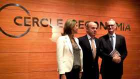 Luis de Guindos (c), ministro de Economía en funciones, junto a Antón Costas (d), presidente del Círculo de Economía, y María de los Llanos de Luna (i), delegada del Gobierno en Cataluña / CG