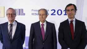 Juan Miguel Villar Mir (c), Juan Villar Mir de Fuentes (d) y Josep Piqué (i) en la junta de accionistas de OHL de 2015.