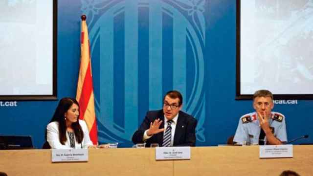 Eugènia Domènech, directora del Servei Català de Trànsit; Jordi Jané, consejero de Interior; y Miquel Esquius, responsable de Mobilitat de los Mossos.