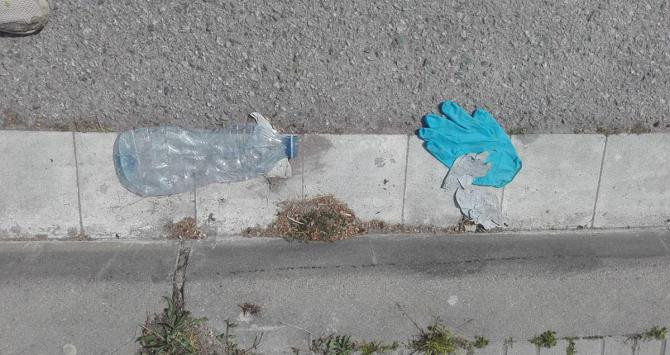 Un guante y una botella, en el suelo ante el matadero de Santa Eugènia de Berga / CG