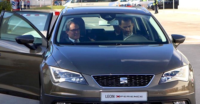 El Rey Felipe VI (d) y Artur Mas, expresidente de la Generalitat, comparten un Seat León en diciembre de 2014 / CG