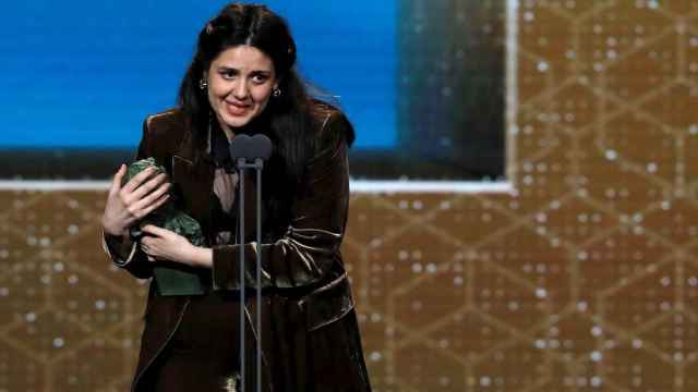 La cineasta Belén Funes recibe el Goya a la mejor dirección novel / EFE